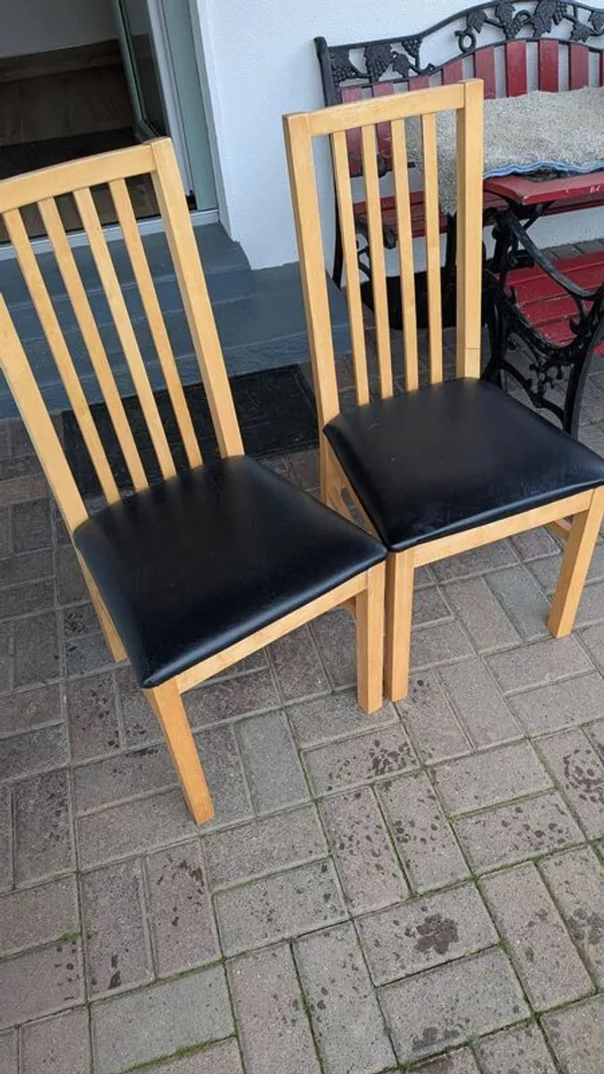 Dining table and chairs - Image 1