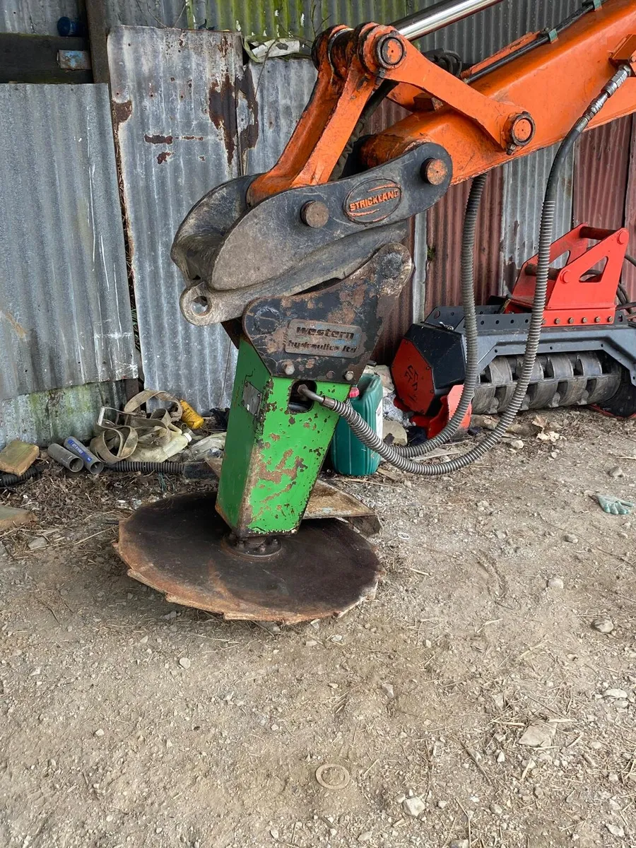 Saw head for excavator