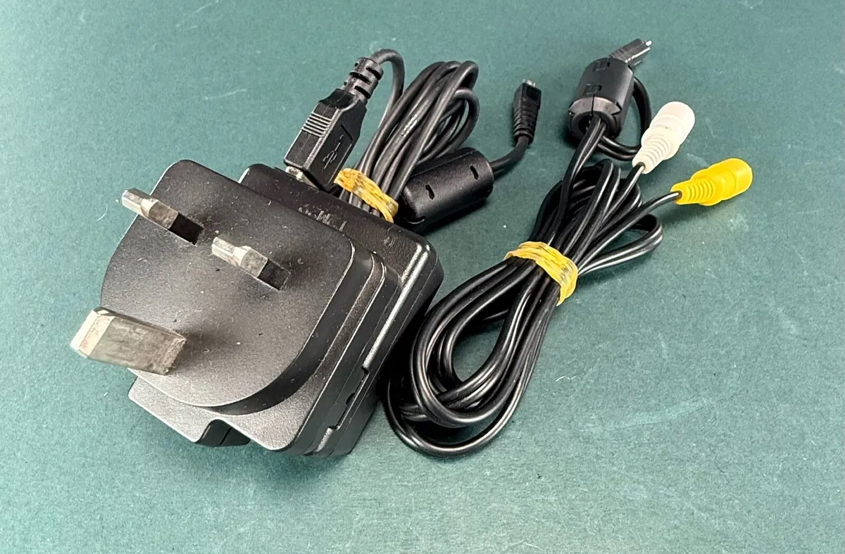 Nikon Coolpix S3500 Red 20MP Digital Camera - Image 3