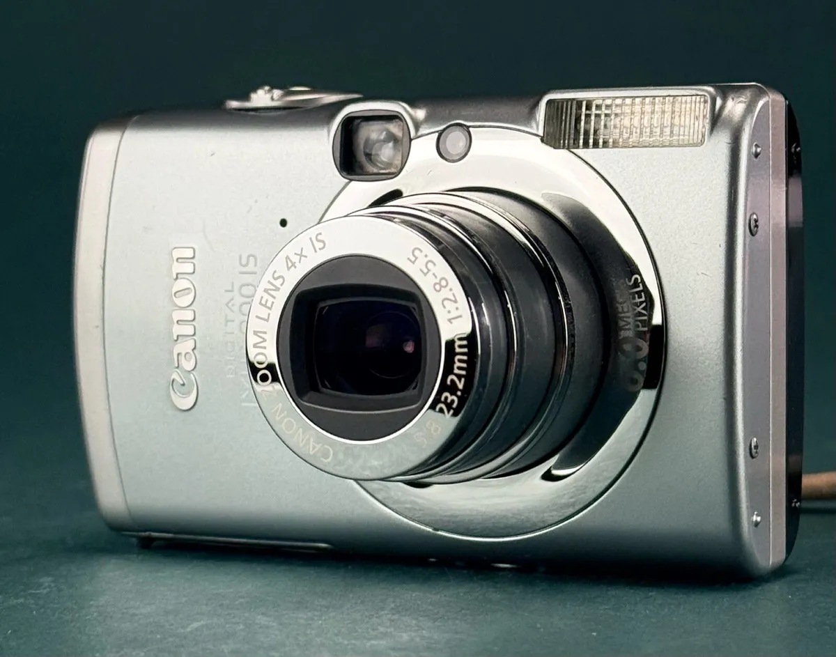 Canon Digital IXUS 800 IS 6.0MP Compact Camera - Image 2