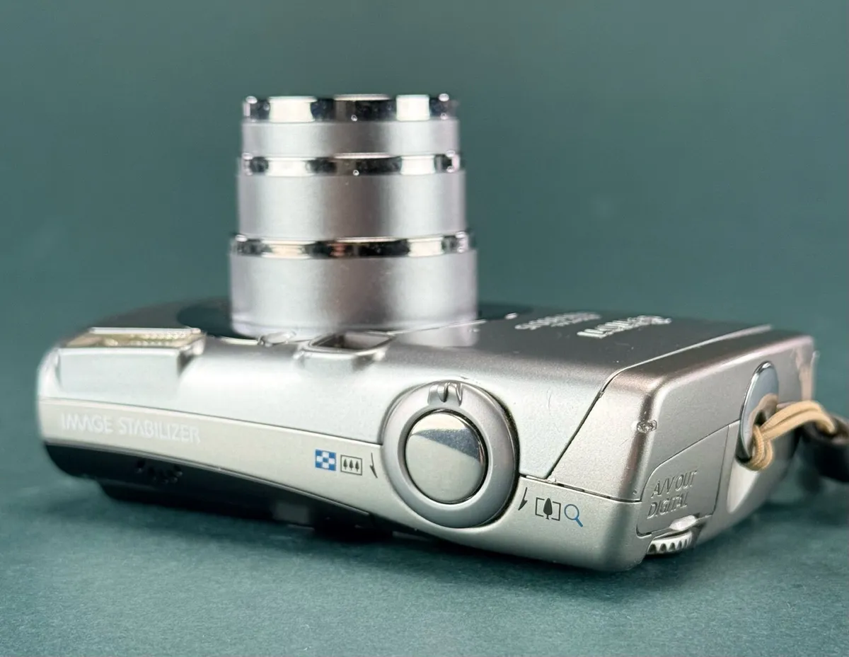 Canon Digital IXUS 800 IS 6.0MP Compact Camera - Image 4