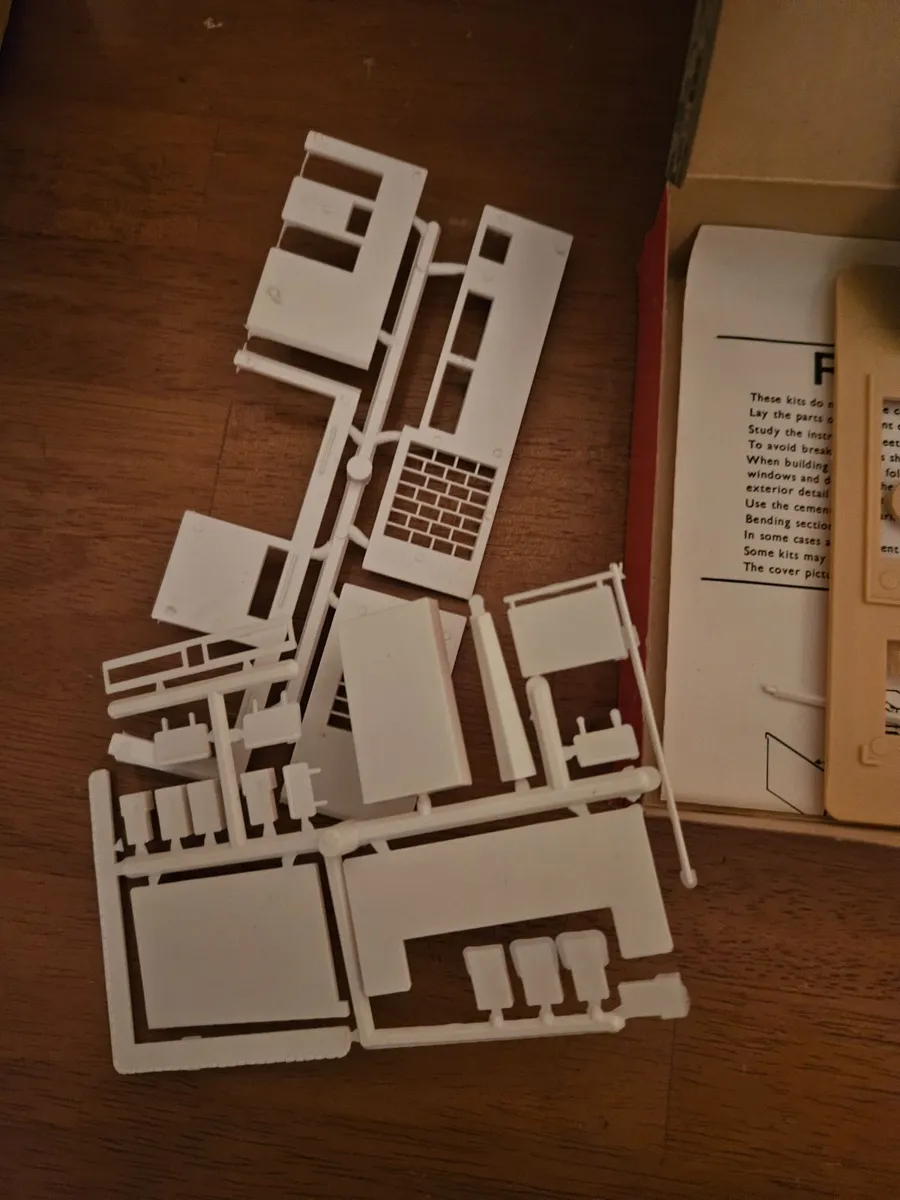 Hornby OO Gauge Petrol Station - Image 2