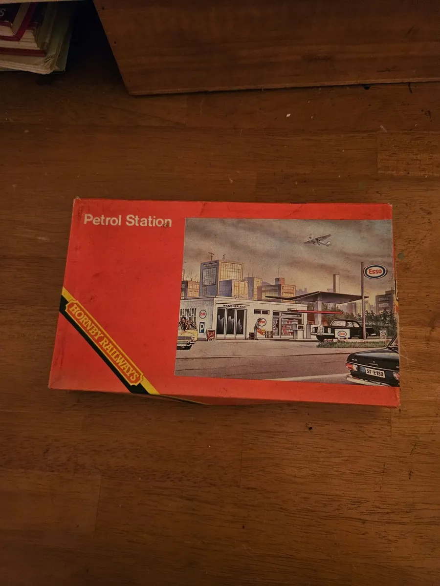 Hornby OO Gauge Petrol Station - Image 1