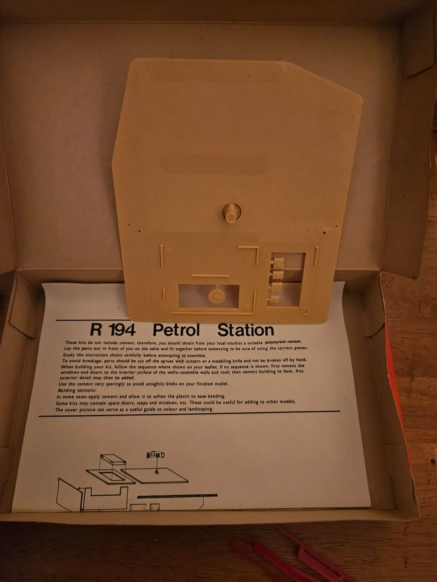 Hornby OO Gauge Petrol Station - Image 4