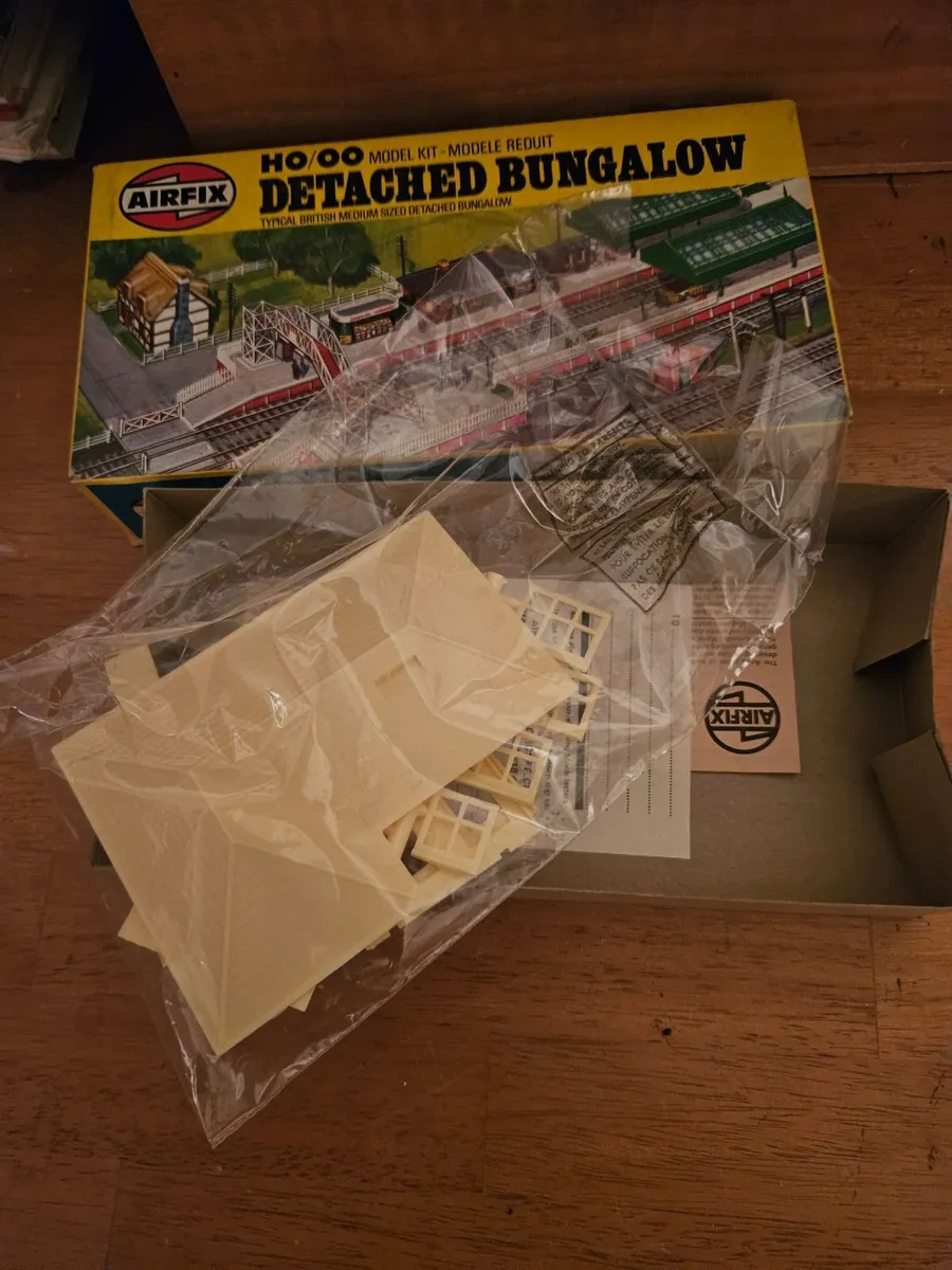 Hornby Airfix OO Gauge Bungalow - Image 2