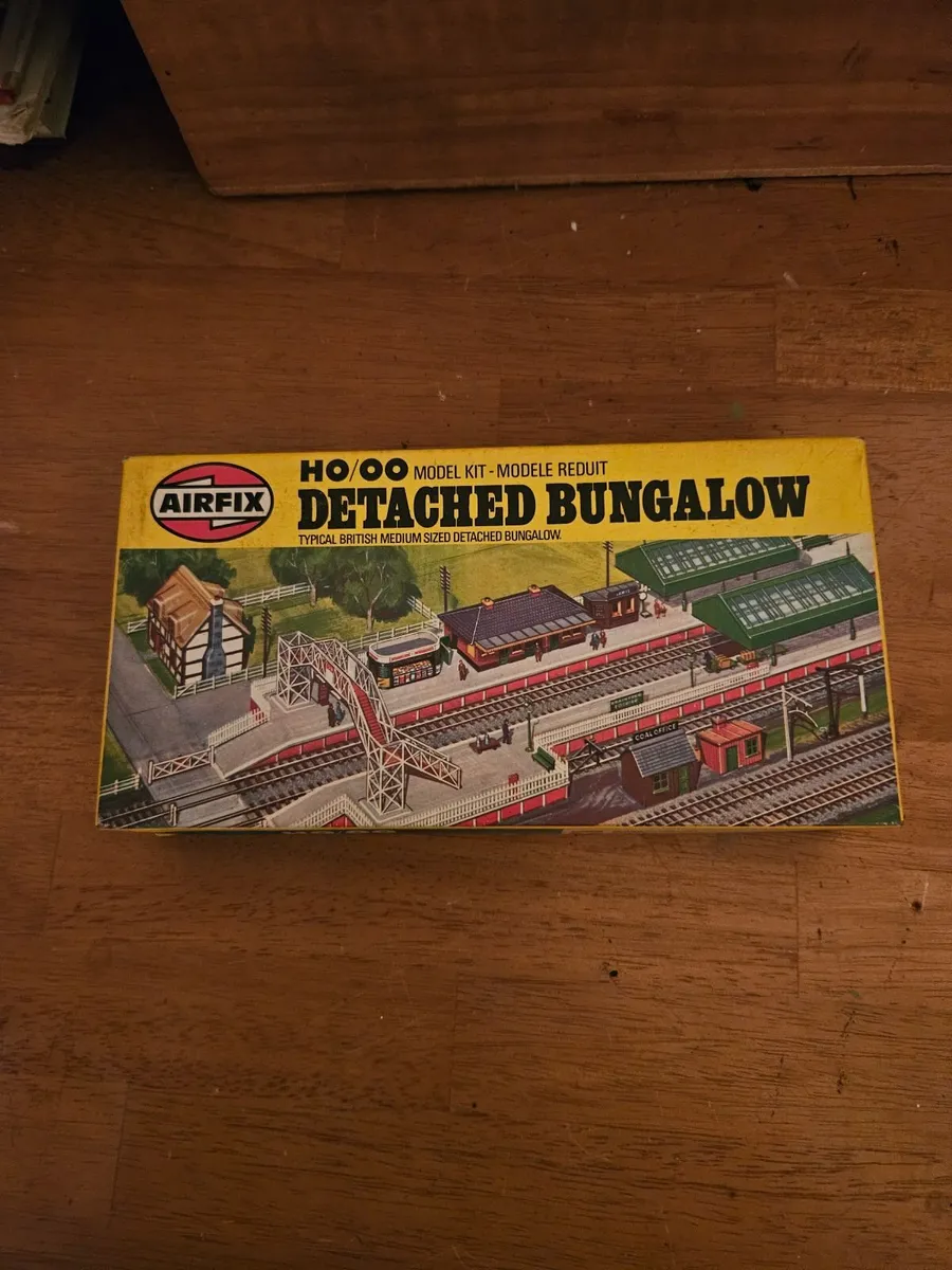 Hornby Airfix OO Gauge Bungalow - Image 1