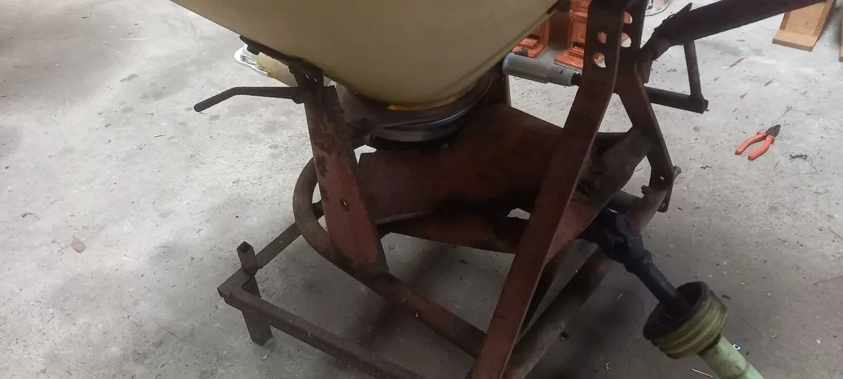 Vicon Fertilizer Spreader - Image 2