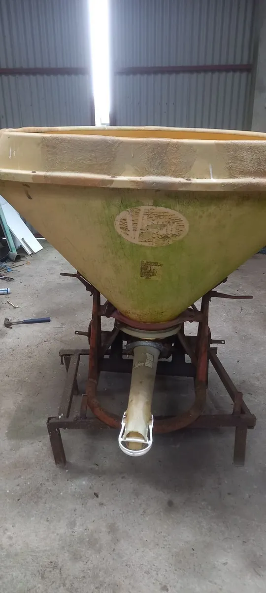 Vicon Fertilizer Spreader - Image 1