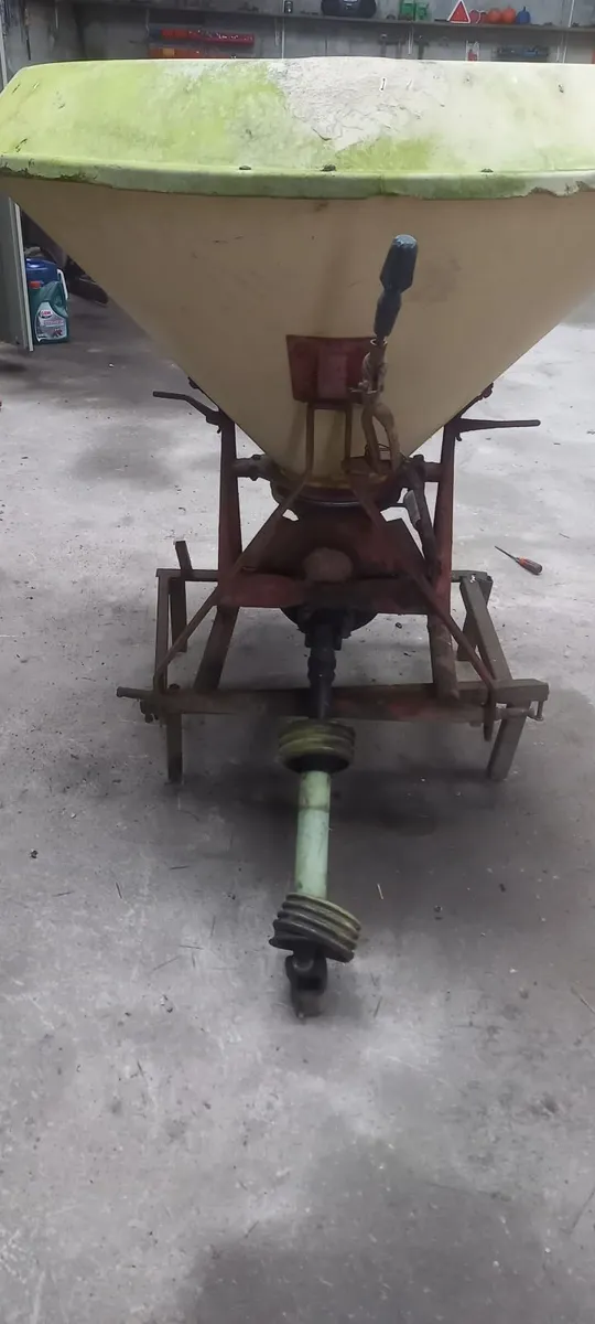 Vicon Fertilizer Spreader - Image 4