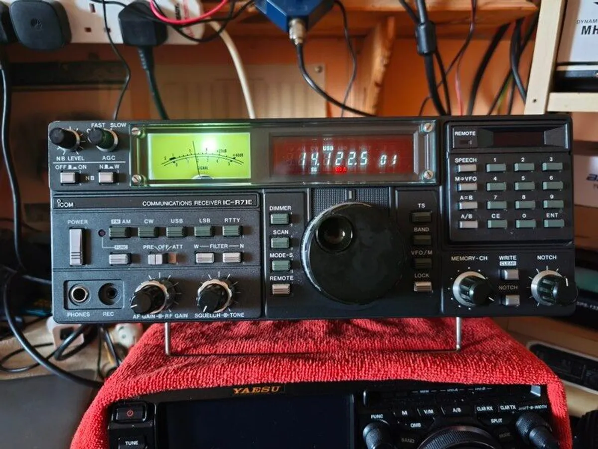 Icom IC- R71 (E) HF General Coverage Receiver - Image 3