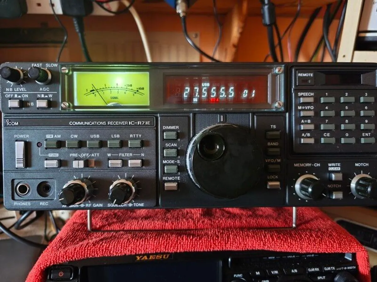 Icom IC- R71 (E) HF General Coverage Receiver - Image 1