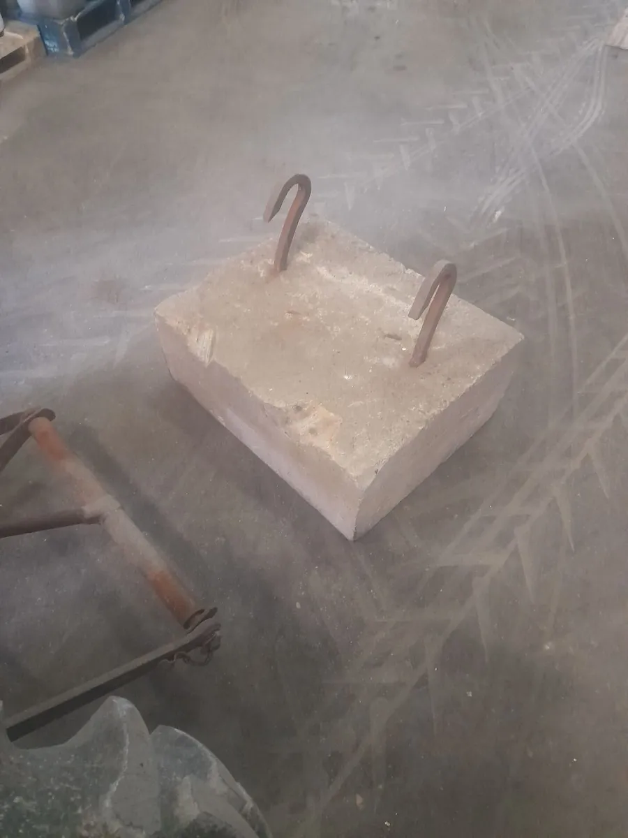 Loader and weight block. - Image 3