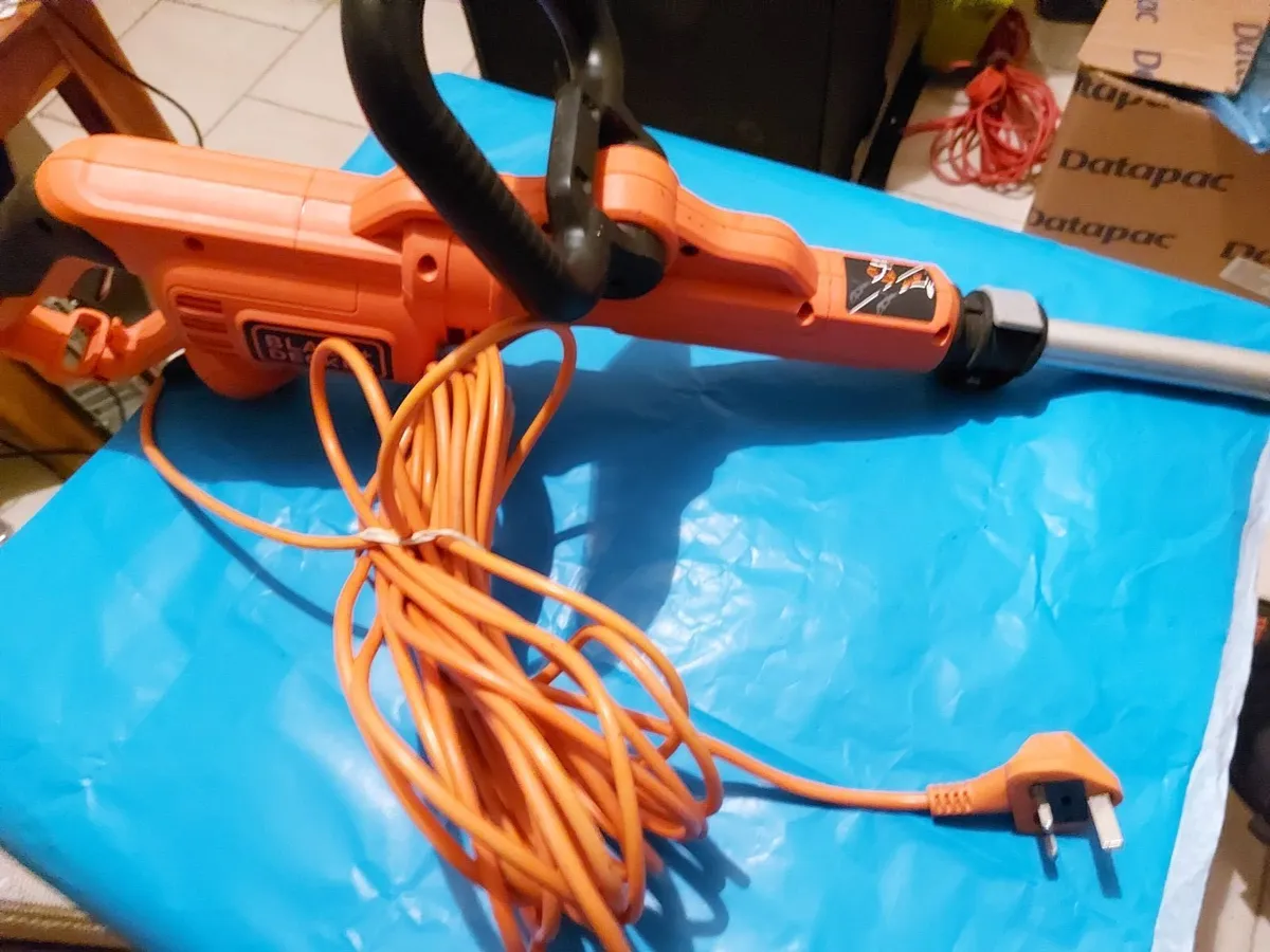 Black+Decker 33 cm 700W Grass Trimmer Strimmer - Image 1