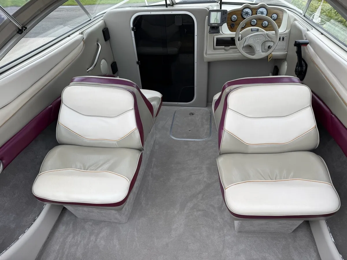 Immaculate Maxum sports boat, 4.3 V6 Inboard - Image 4