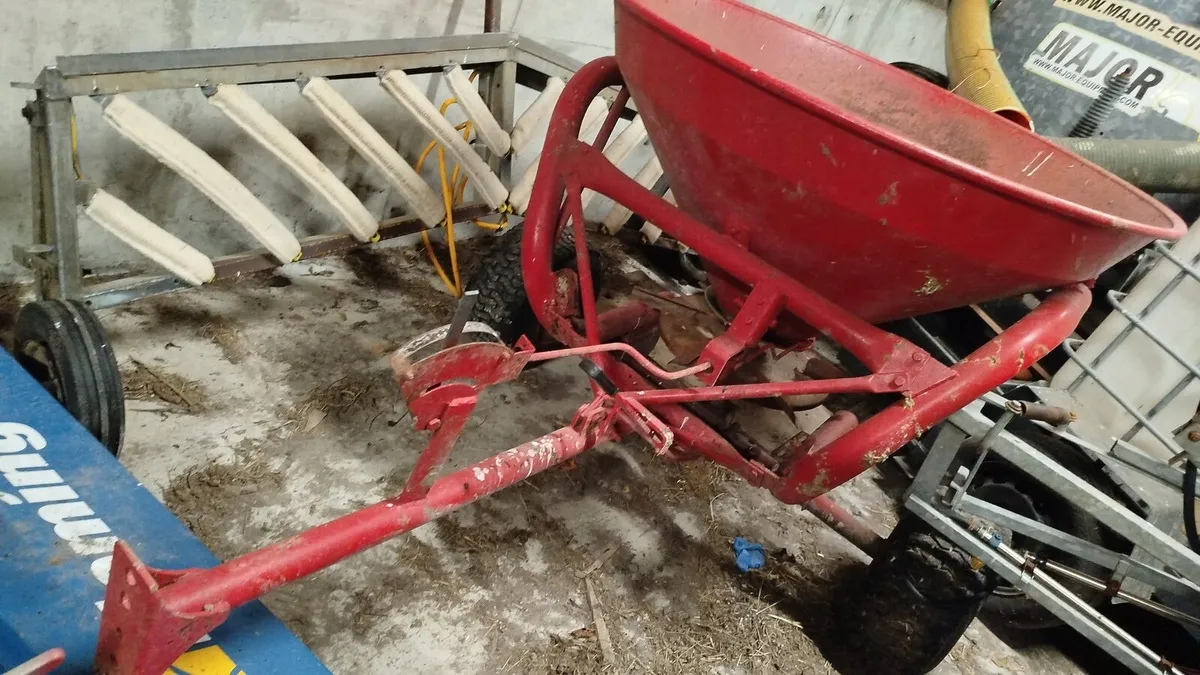 Quad Fertiliser Spreader - Image 2