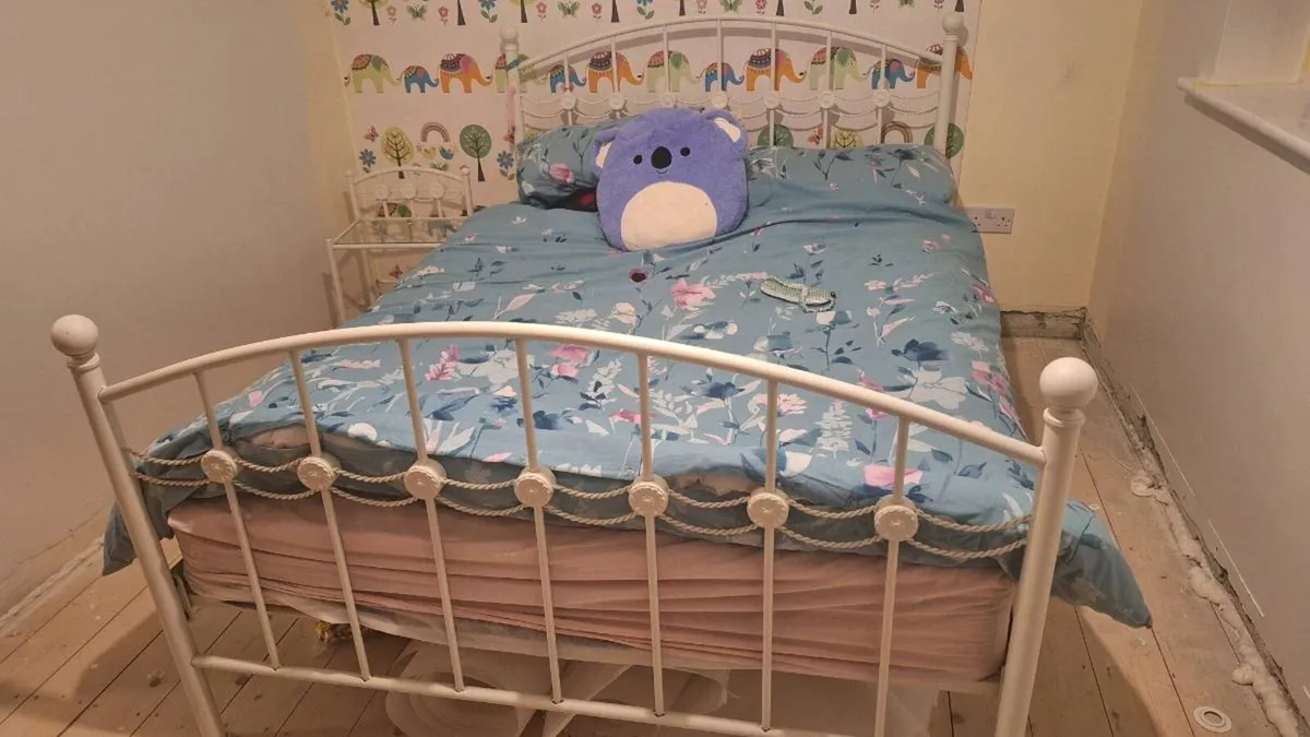 Double bed - Image 1