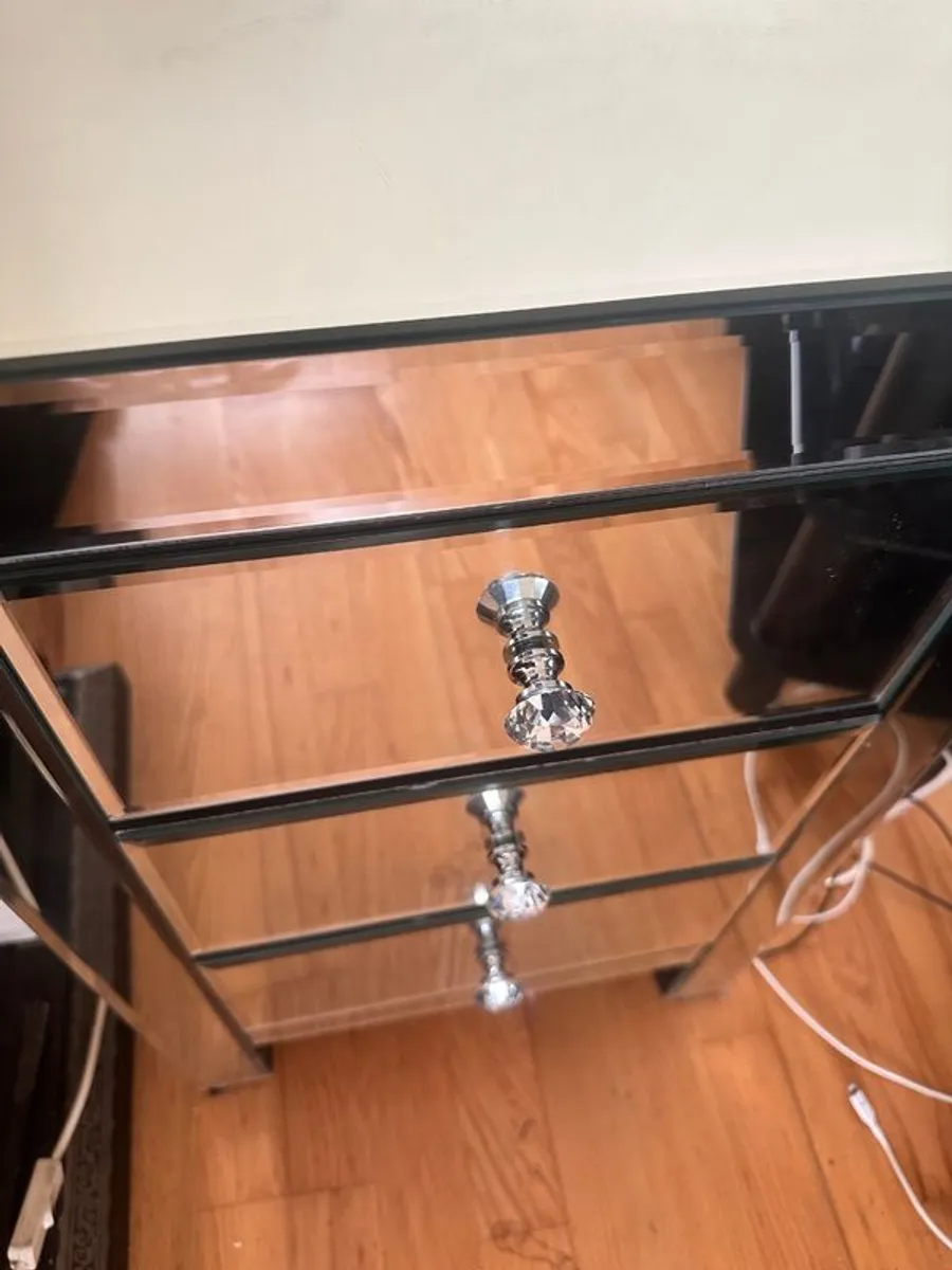Stunning mirrored bedside drawers - Image 3