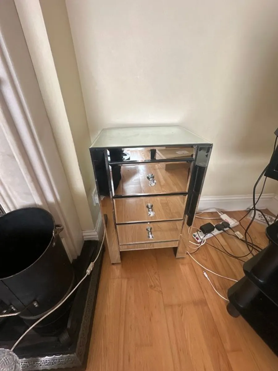 Stunning mirrored bedside drawers - Image 1