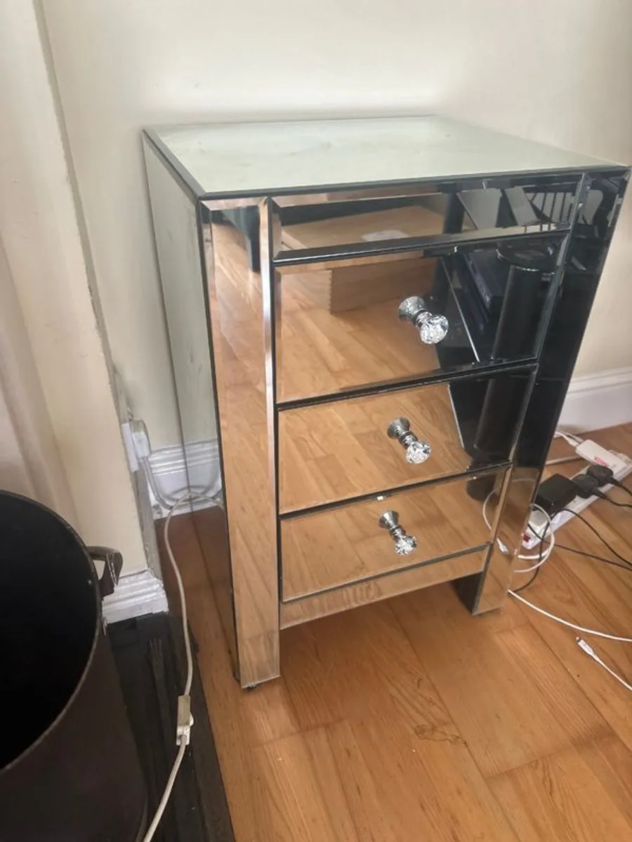 Stunning mirrored bedside drawers - Image 2