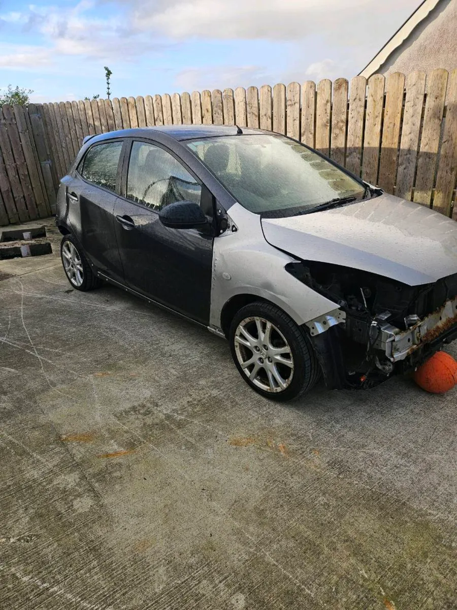 Mazda 2 for parts - Image 4