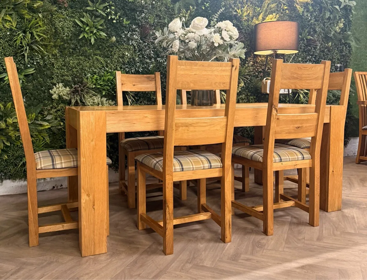 Solid oak kitchen table & 6 chairs/dining set - Image 1