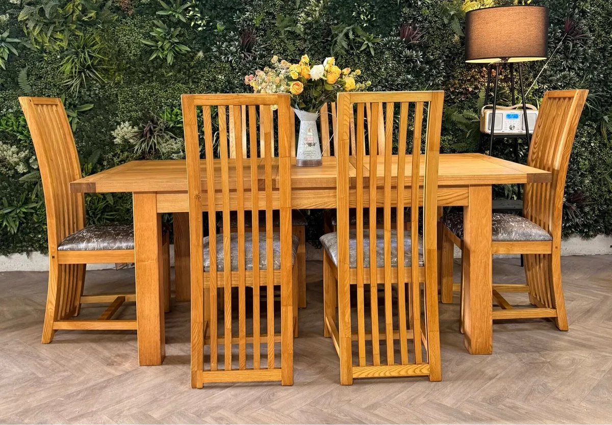 Extending oak kitchen table & 6 chairs - Image 3