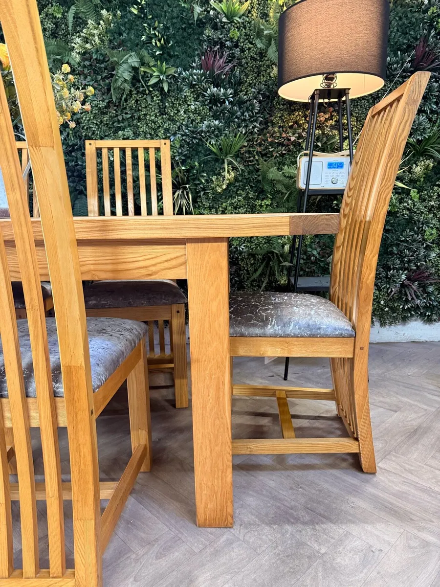 Extending oak kitchen table & 6 chairs - Image 4