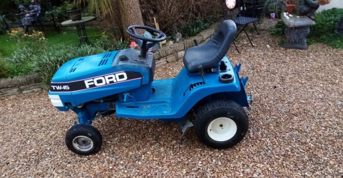 Garden tractor for towing a trailer - Image 1