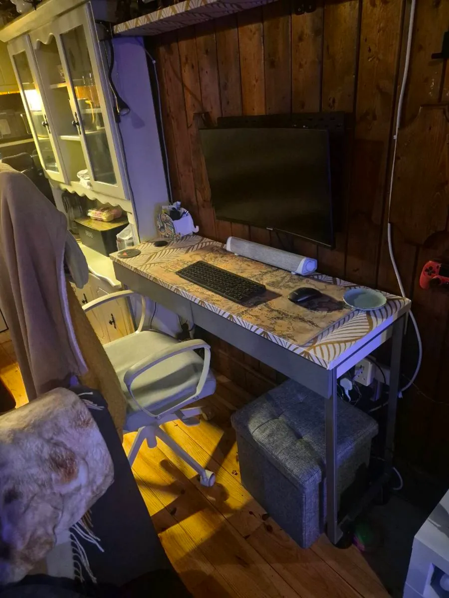 Computer, desk and chair - Image 1