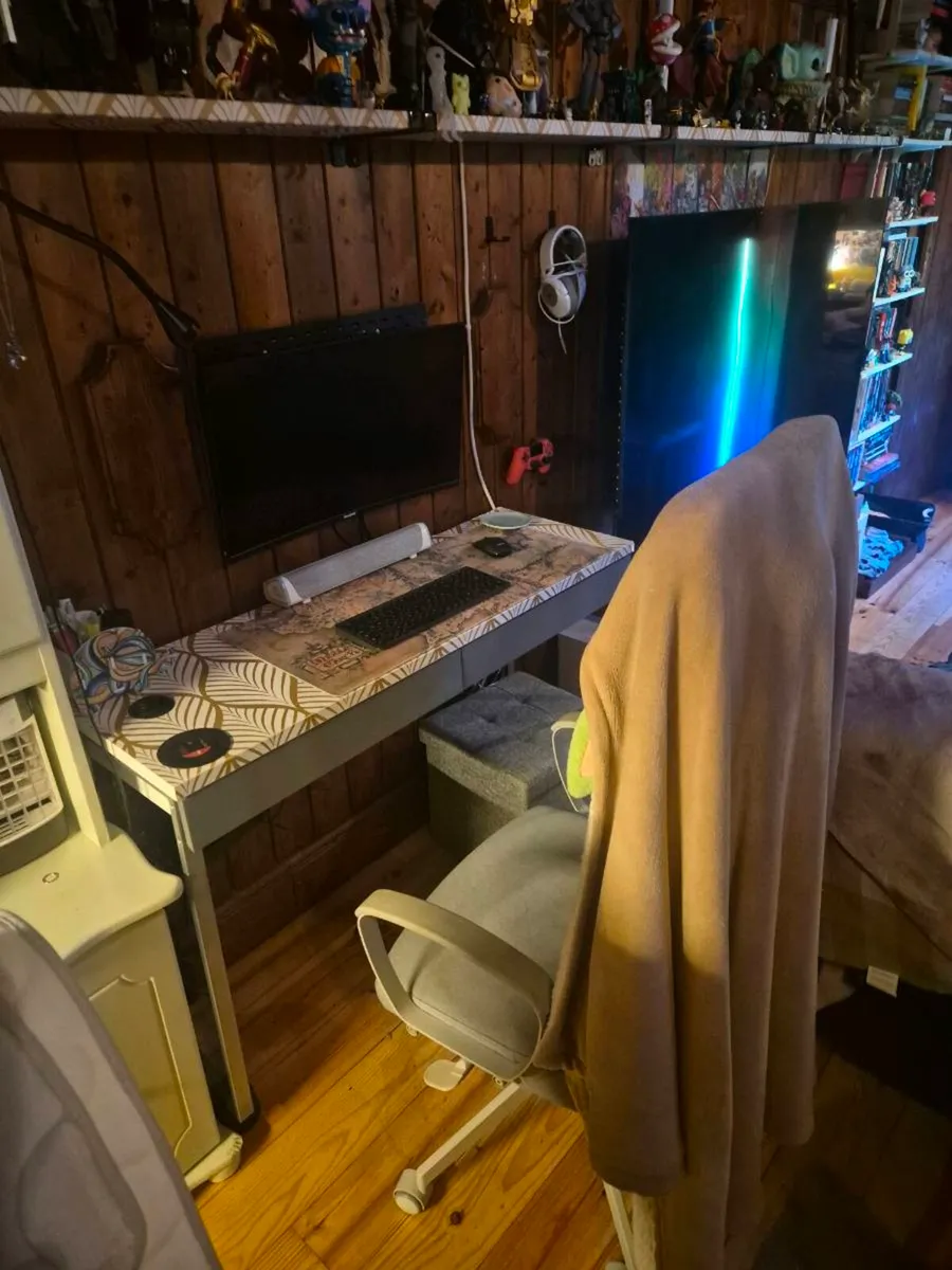 Computer, desk and chair - Image 2