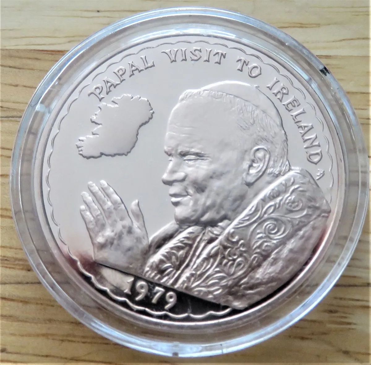 Pope John Paul 2nd  coin in plastic case - Image 1