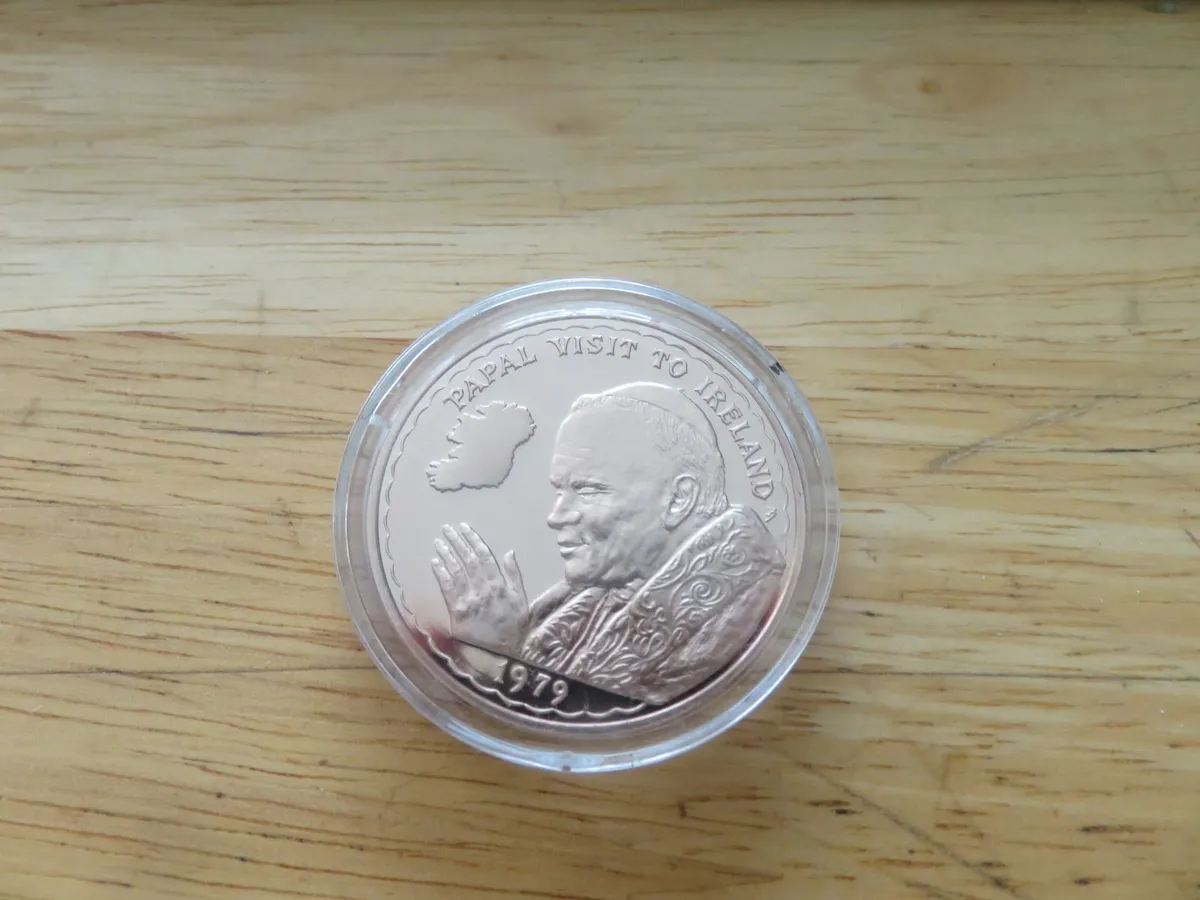 Pope John Paul 2nd  coin in plastic case - Image 4