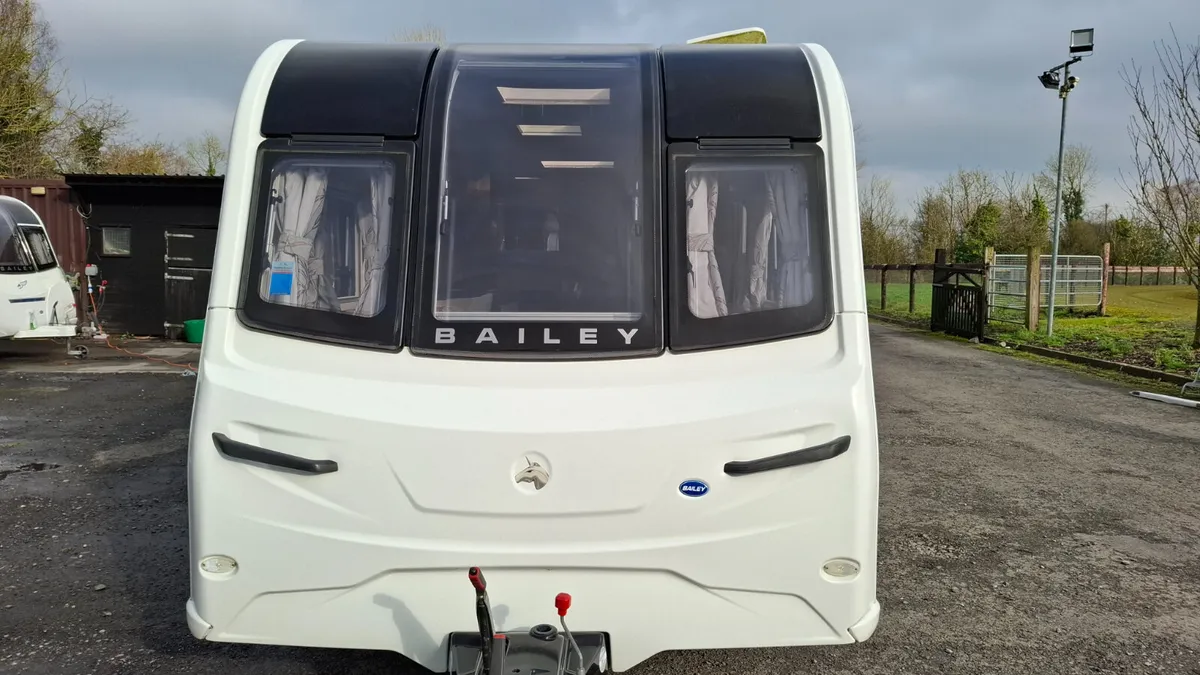 Bailey Unicorn Vigo fixed islsnd  bed caravan - Image 2