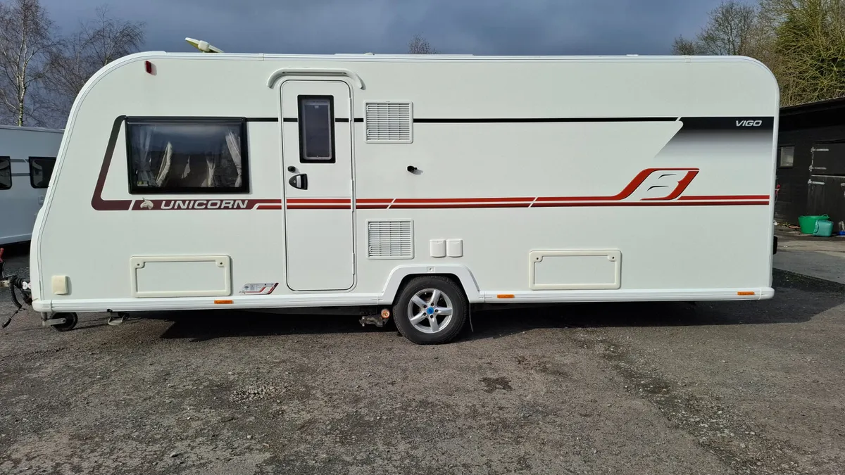 Bailey Unicorn Vigo fixed islsnd  bed caravan - Image 3