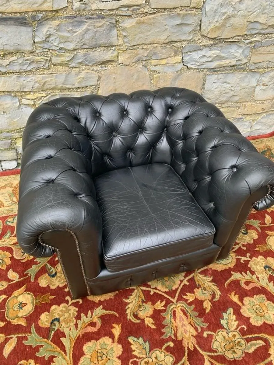 Black leather Chesterfield armchair. - Image 3