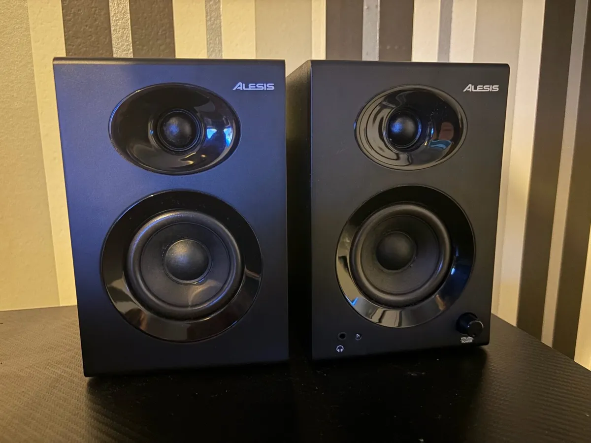 Pioneer DDJ-FLX4 & Alesis studio speakers - Image 4