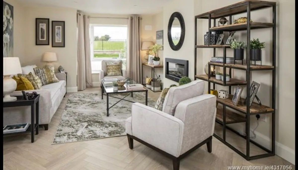 Show house couch and chairs - Image 4