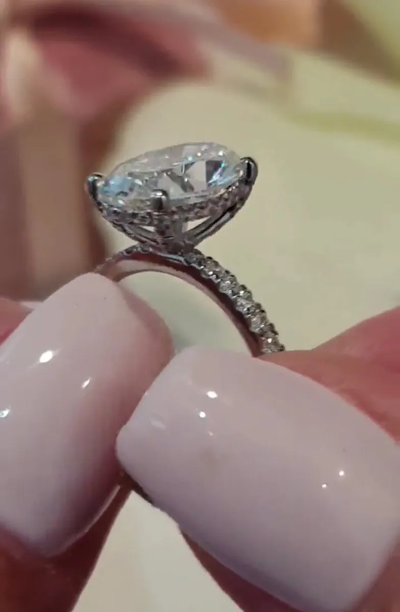 Engagement ring - Image 1