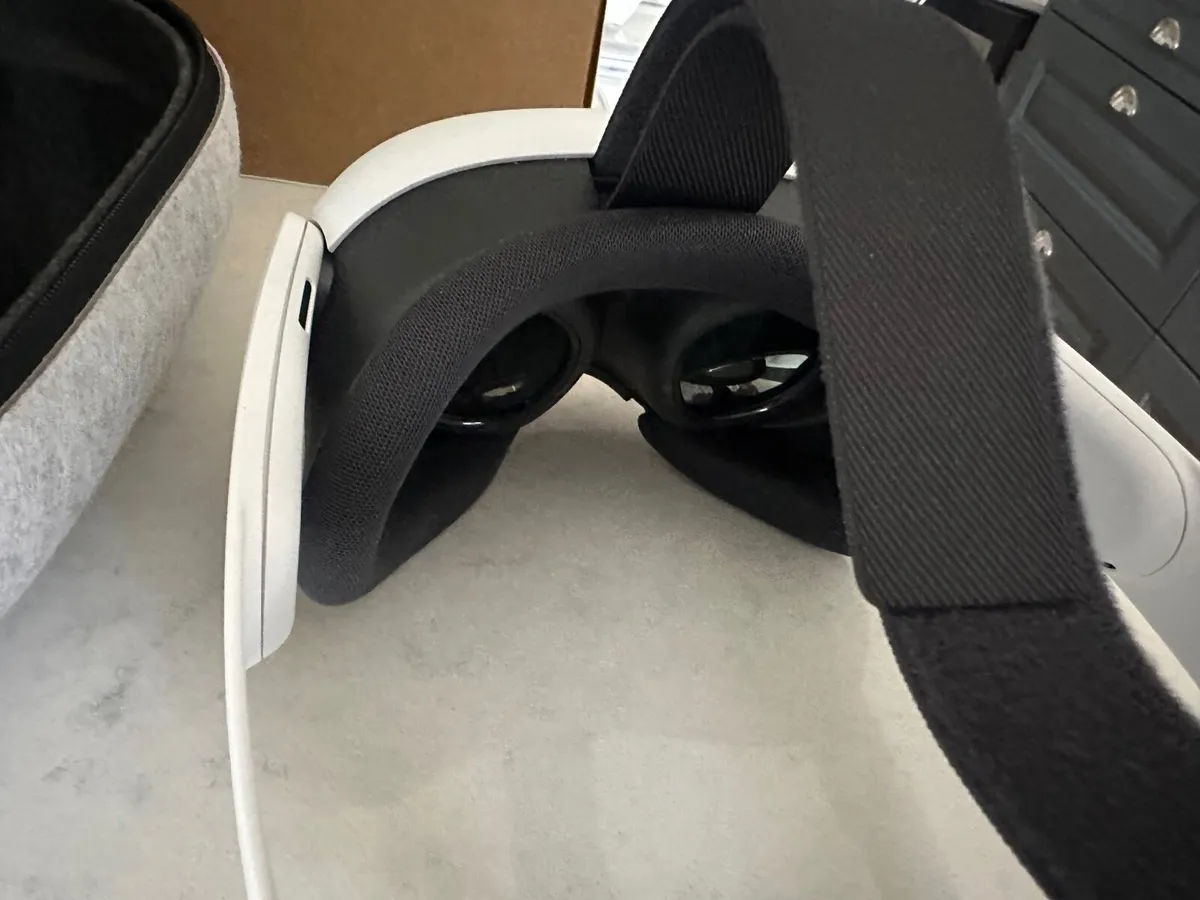 Meta Quest 3 (512gb) elite strap and meta case - Image 4