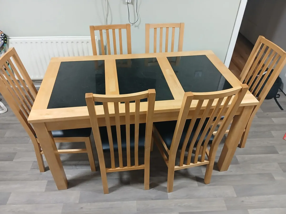 Table and 6 chairs - Image 1