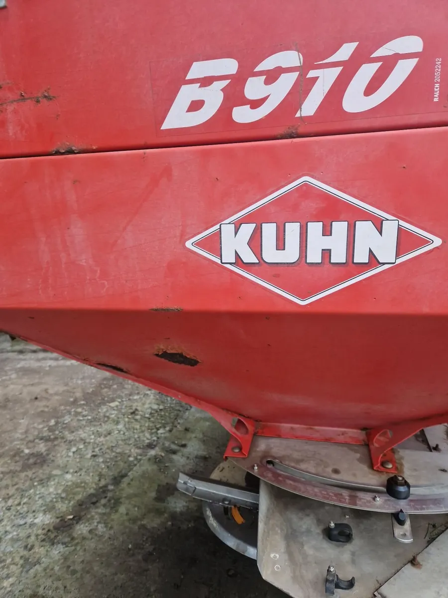 Kuhn fertiliser spreader - Image 1