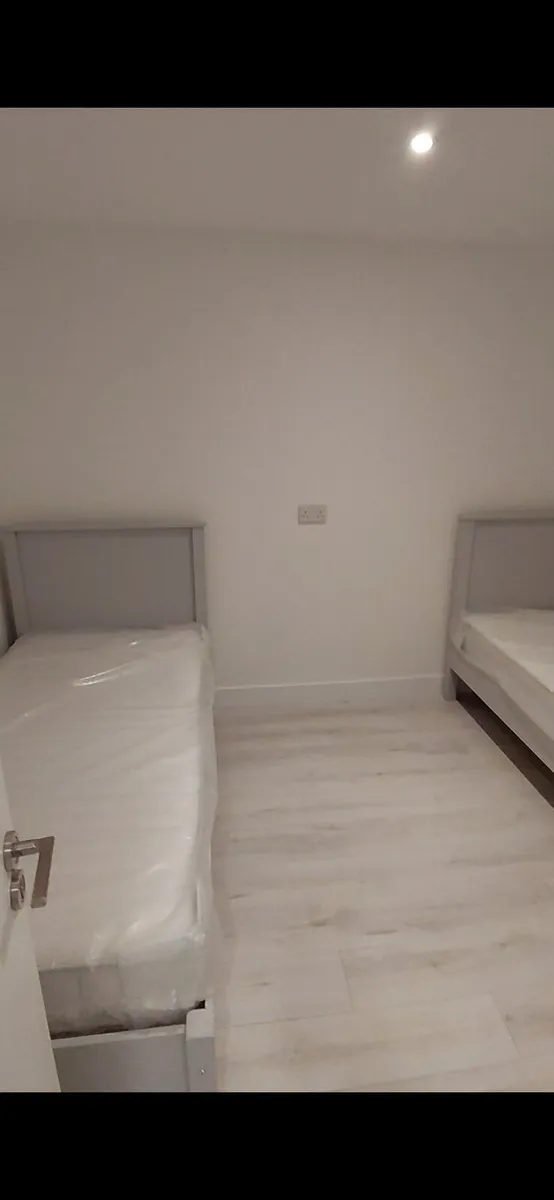 2 single beds with 2 new mattresses - Image 1