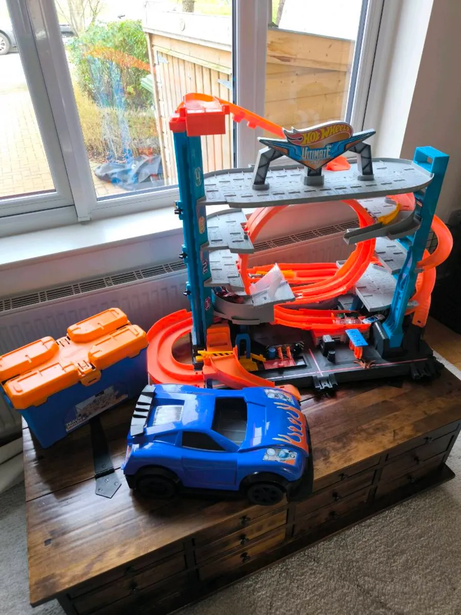 Hot wheels garage and cars set - Image 1