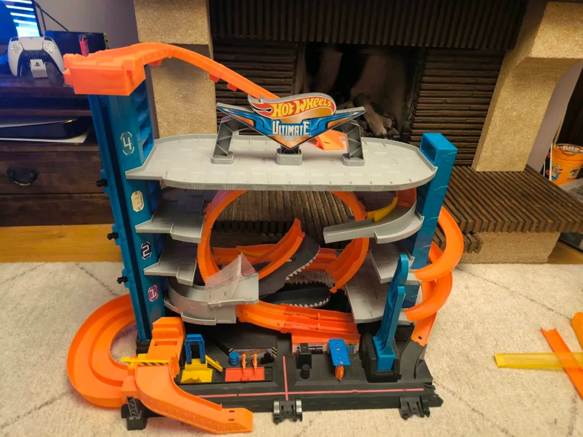 Hot wheels garage and cars set - Image 2