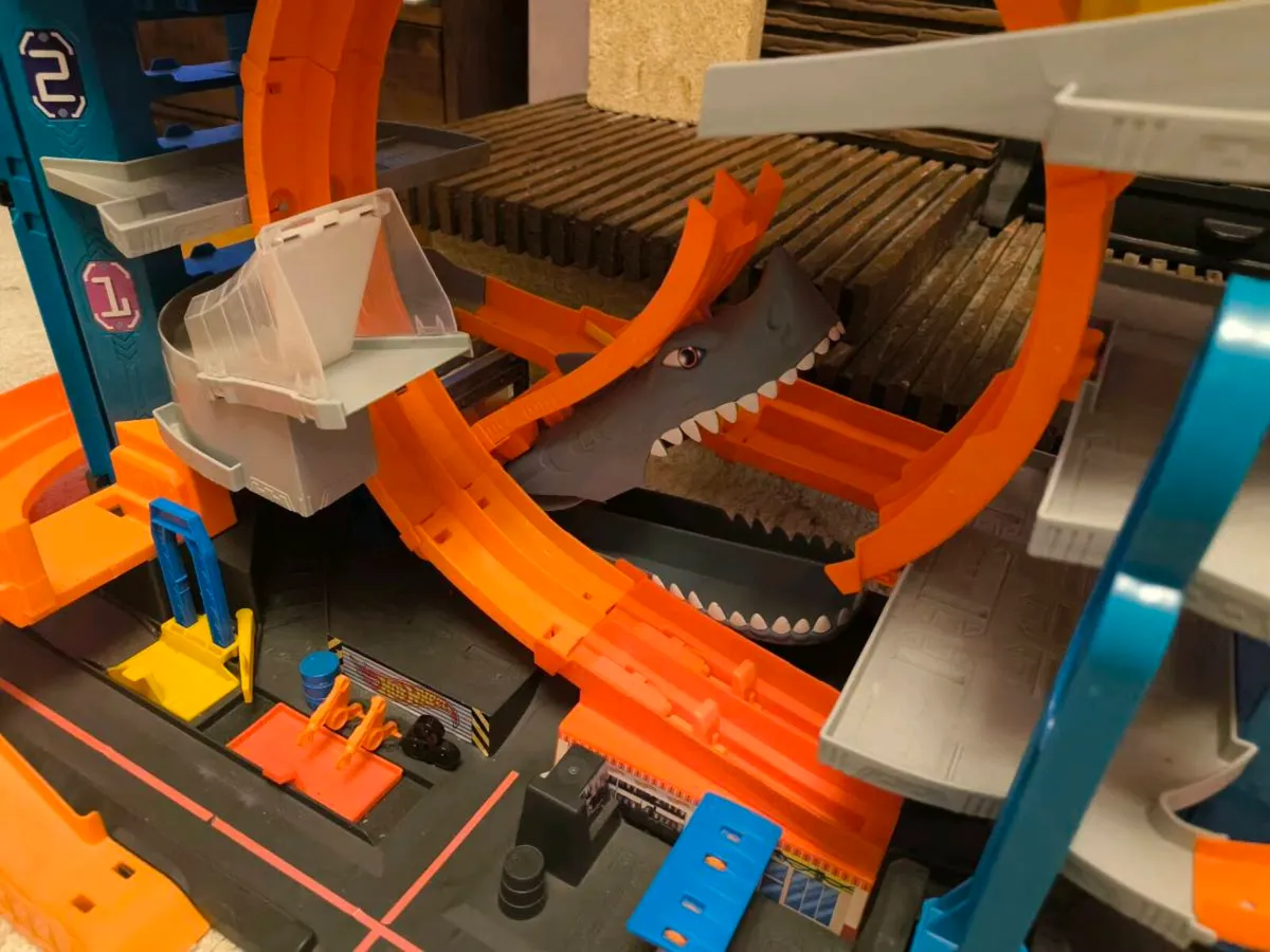 Hot wheels garage and cars set - Image 3