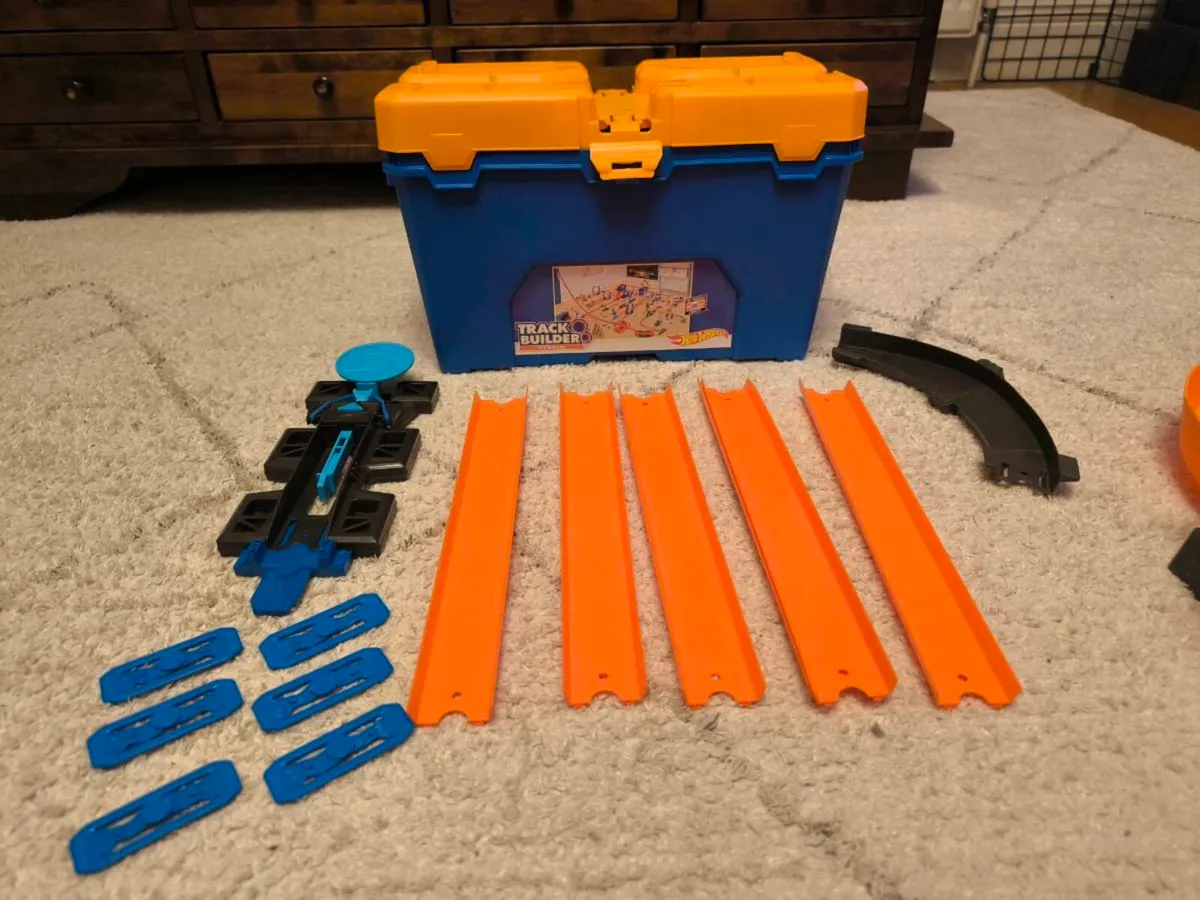 Hot wheels garage and cars set - Image 4