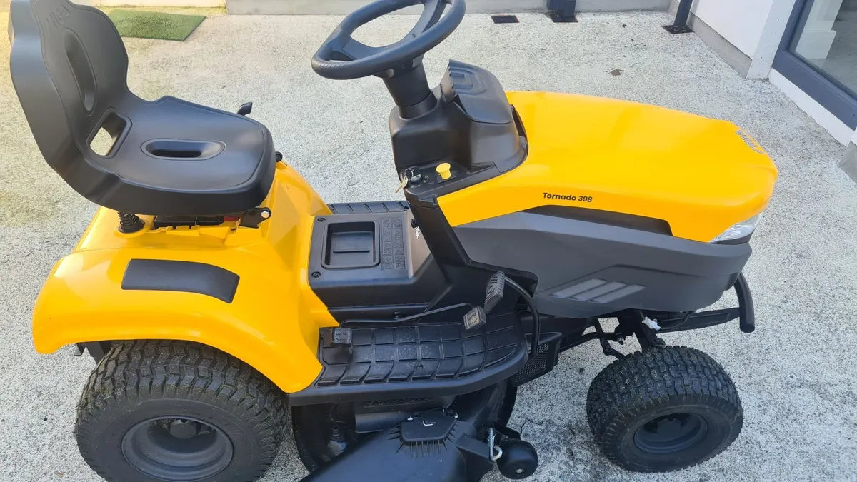 Stiga Tornado 398 Ride-on Lawnmower - Image 1