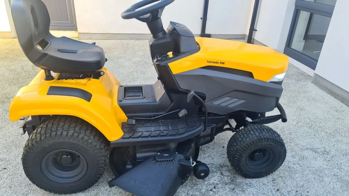 Stiga Tornado 398 Ride-on Lawnmower - Image 2