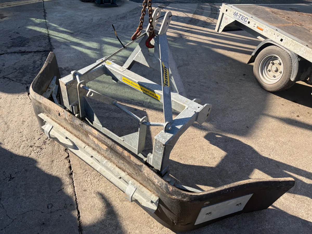 Fleming Galvanised Yard Scraper - Image 4