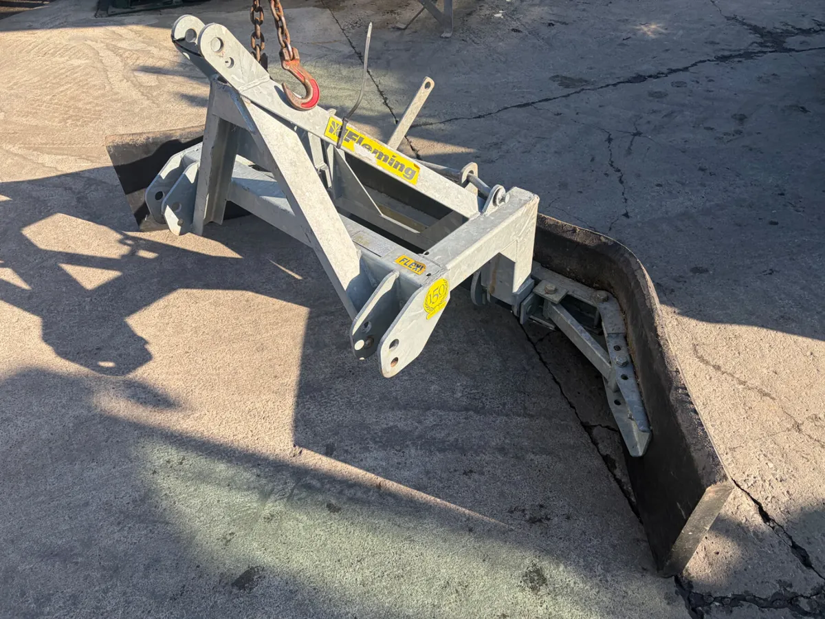 Fleming Galvanised Yard Scraper - Image 2